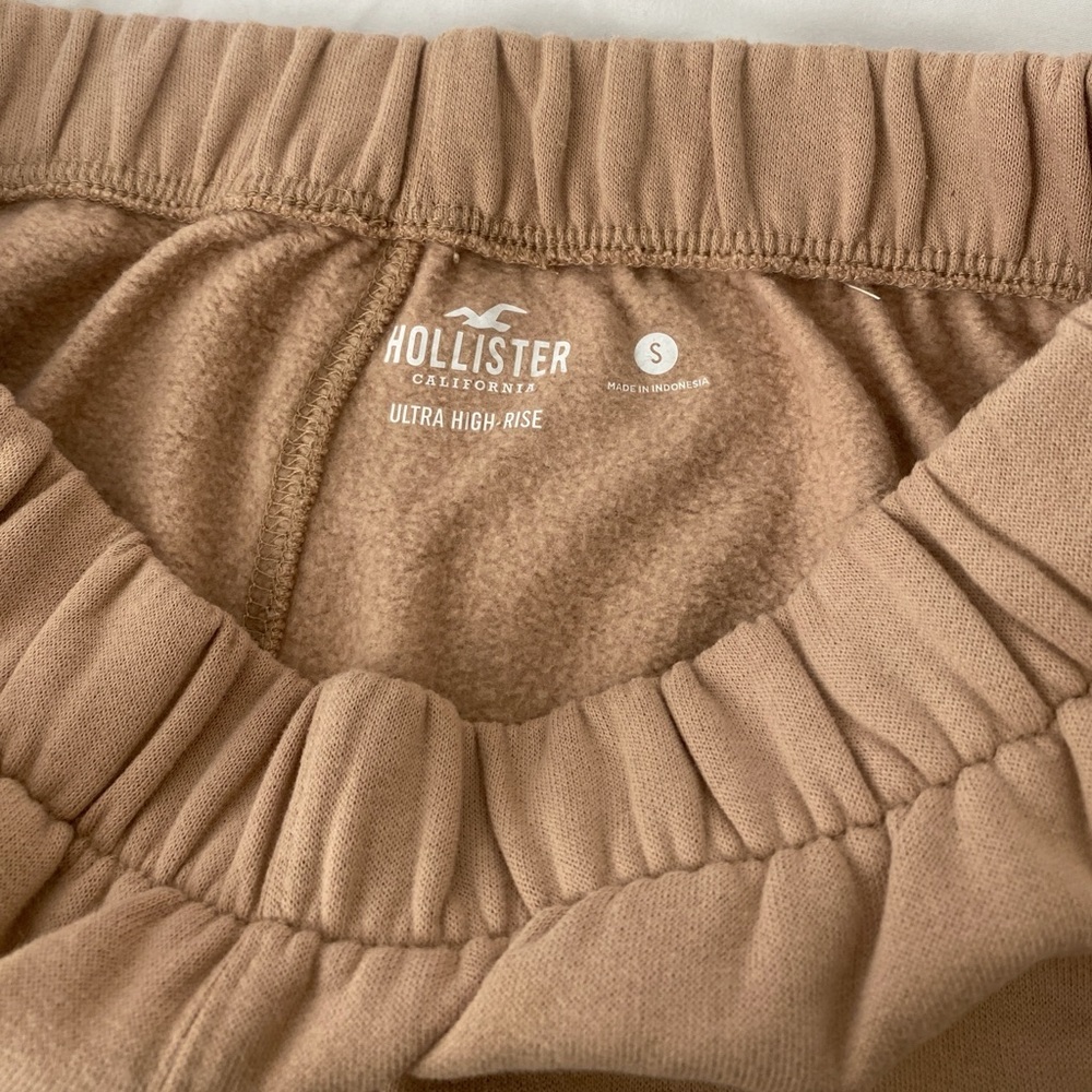 Hollister Women’s Beige Ultra High Rise Joggers, Size S